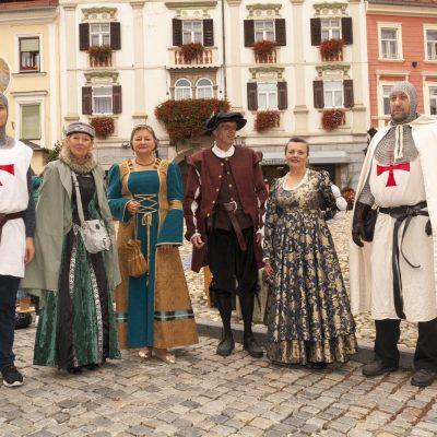 Ljudje oblečeni v srednjeveška oblačila.