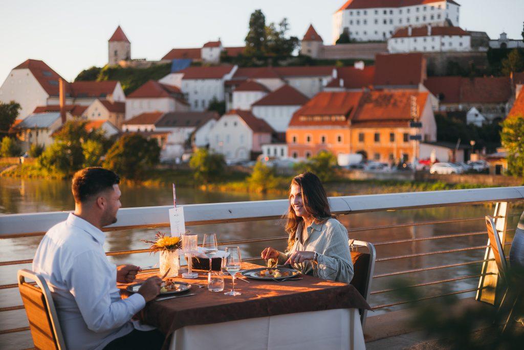 Fotografija iz dogodka Večerja na mostu.